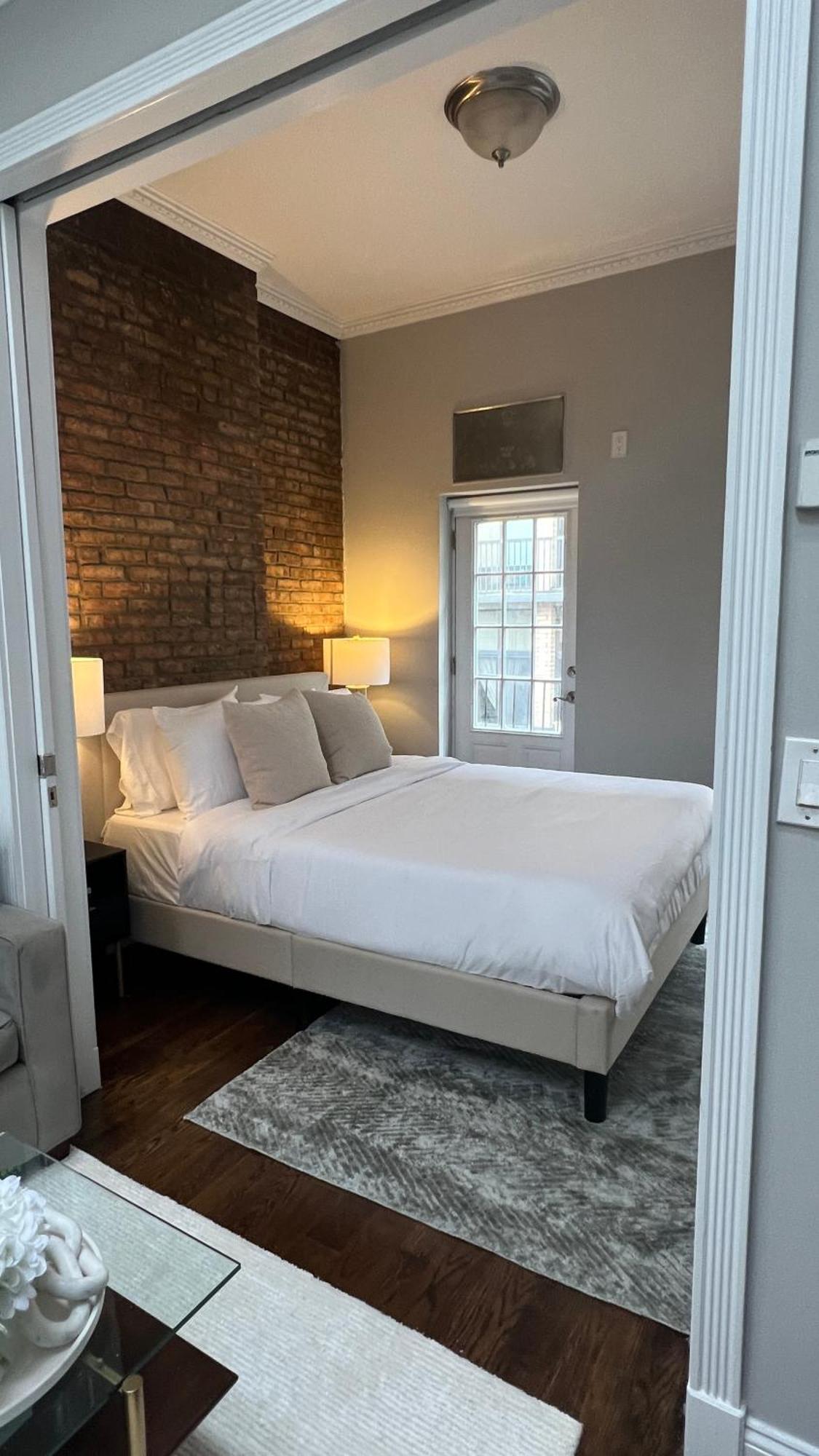 Gorgeous Exposed Brick 1 Bedroom Private Roof Deck! Apartamento Nova York